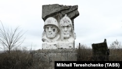 Памятник бойцам Красной армии в Зайцево Донецкой области