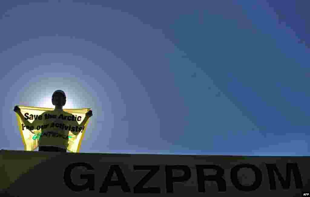 Activist Greenpeace pe acoperișul unei benzinării Gazprom din orașul Blagoevgrad, Bulgaria, 26 septembrie.