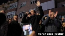 Lider Samoopredeljenja Aljbin Kurti drži govor pred pristalicama svoje partije na trgu u Prištini, 28. decembra.