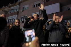 Lideri i Lëvizjes Vetëvendosje, Albin Kurti, duke mbajtur fjalimin e fitores para mbështetësve të partisë së tij në sheshin e kryeqytetit Prishtinë, 28 dhjetor.