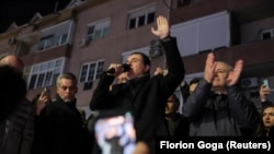 Албин Курти говори пред свои привърженици след обявяването на изборните резултати в Косово