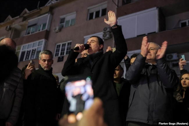 Lideri i Lëvizjes Vetëvendosje, Albin Kurti, duke mbajtur fjalimin e fitores para mbështetësve të partisë së tij në sheshin e kryeqytetit Prishtinë, 28 dhjetor.