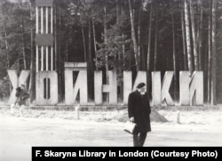 Здымак з адной зь першых паездак а. Аляксандра Надсана ў Беларусь з гуманітарнай дапамогай. З калекцыі Беларускай бібліятэкі і музэю імя Францішка Скарыны ў Лёндане