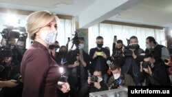 Кандидатка в мери Києва Ірина Верещук голосує на виборчій дільниці у Києві