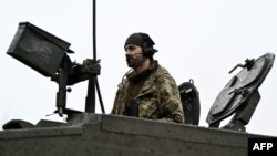 Ukrajinski vojnik 82. zasebne vazdušno-jurišne brigade priprema se za borbu na tenku Challenger 2 na nepoznatoj lokaciji u blizini linije fronta u regionu Zaporožja 12. februara 2024.