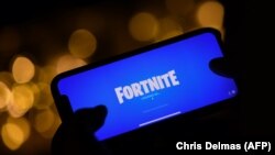 Игра Fortnite, запущенная на смартфоне 