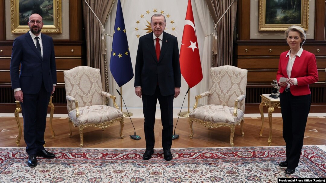 Šarl Mišel, Redžep Tajip Erdoan i Ursula fon der Lajen u Ankari 6. aprila 2021. godine