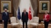 Charles Michel, az Európai Tanács elnöke (b), Recep Tayyip Erdoğan török elnök és Ursula von der Leyen, az Európai Bizottság elnöke Ankarában, 2021. április 6-án
