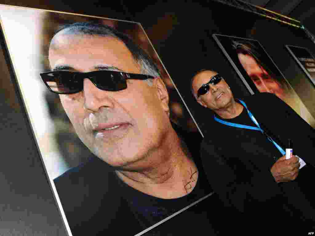 در جشنواره فیلم مونیخ، در کنار پوسترهایی از خودش.