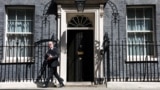 Kryeministri britanik, Keir Starmer, duke dalë nga Kryeministria. Fotografi nga arkivi. 