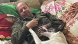 Мобилизованный Виталий Анисимов дома во время первого отпуска