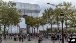 Триумфалната арка в Париж беше опакована по проект на Кристо и Жан-Клод. Тя ще остане в този вид до 3 октомври.
