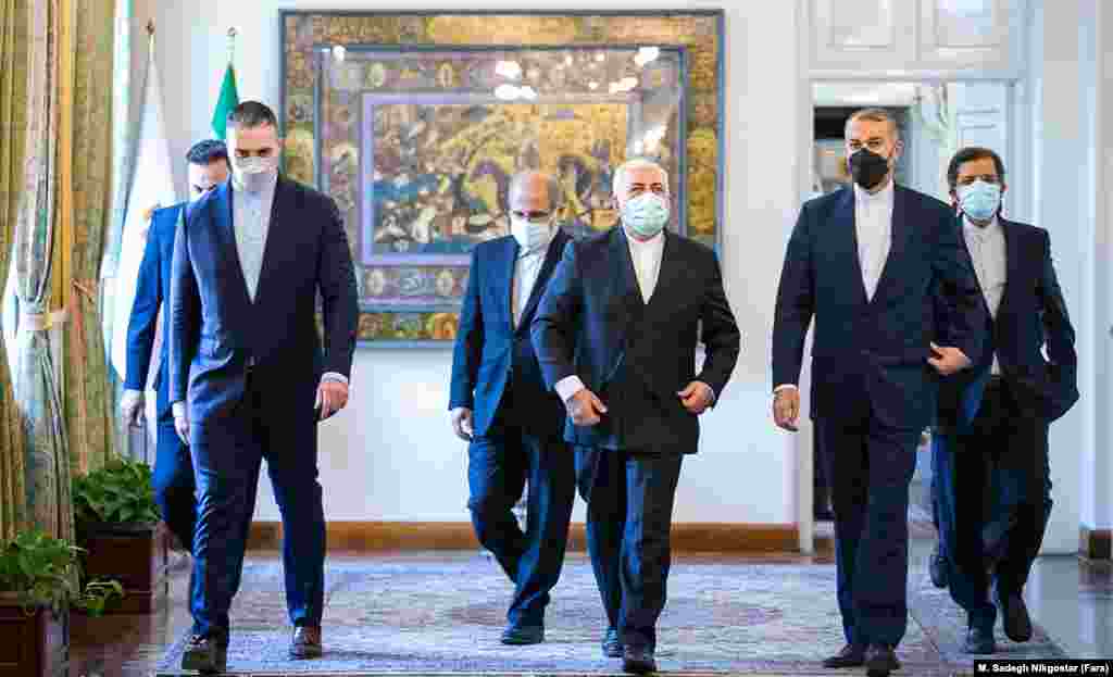 ИРАН - Франција и Германија го повикаа Иран веднаш да ги продолжи разговорите за заживување на договорот за нуклеарната програма, откако Техеран рече дека може ќе му требаат уште неколку месеци пред да се врати на преговарачка маса.