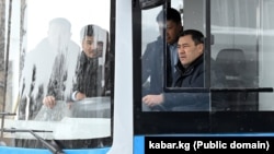 Президент Садыр Жапаров "Белес" автобусун өзү айдап көргөн. Архивдик сүрөт.