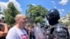 Maskirani policajci na barikadi u beogradskoj opštini Zemun, gde je više stotina demonstranata blokiralo saobraćaj 30. juna