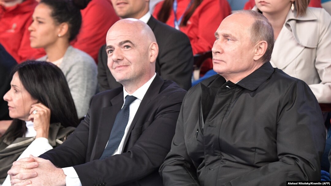 Президент РФ Владимир Путин и глава ФИФА Джанни Инфантино на гала-концерте по случаю начала ЧМ-2018 в Москве