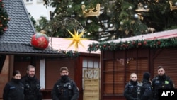 პოლიციის თანამშრომლები მაგდებურგში, საშობაო ბაზრობაზე 2024 წლის 21 დეკემბერს. ერთი დღით ადრე აქ მომხდარ ტერორისტულ აქტს, რომელიც თავდამსხმელმა ავტომობილით განახორციელა, ექვსი ადამიანი ემსხვერპლა, ხოლო 300-ზე მეტი დაშავდა.