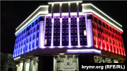 Здание российского парламента Крыма с подсветкой