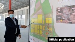 Ишкер Нурбек Осмонов өзүнүн «Кыргыз Текстил ЛТД» компаниясынын Ош шаарынын Кең-Сай массивинде жайгашкан фабрикасы менен президент Сооронбай Жээнбековду тааныштырып жаткан учуру. 9-сентябрь, 2020-жыл.