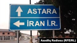 Astaradan İrana gedən istiqaməti göstərən yol nişanı