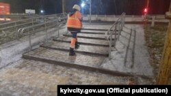 Крижаний дощ у Києві та прилеглих до столиці районах йшов усю ніч