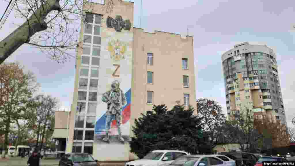 Мурал із літерою Z (один із символів повномасштабної війни Росії проти України) та російським військовим на стіні Головпоштамту в Сімферополі