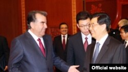 Tajikistan -- Tajik President Emomali Rahmon (L) with his Chinese counterpart Hu Jintao, where?, 05Jun2012