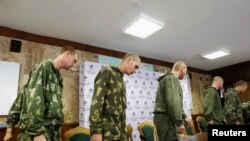 Задержанные российские десантники перед пресс-конференцией в Киеве