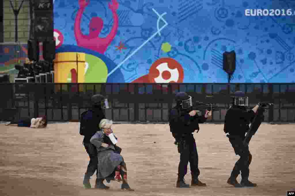 مانور پلیس فرانسه قبل از آغاز بازی&zwnj;ها در شهر لیون 