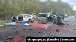 У поліції повідомили, що від удару на проїжджу частину розсипався посівний матеріал, який перевозив один із транспортних засобів