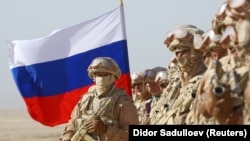 Солдаты на фоне российского флага. Иллюстративное фото