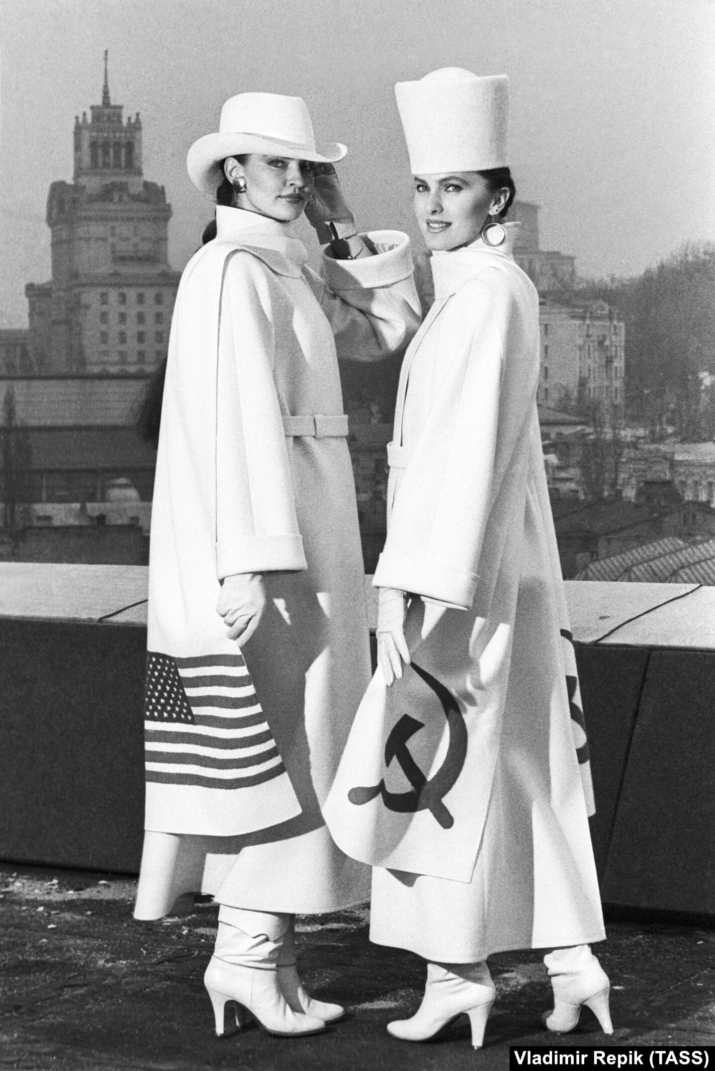 “友誼模式” 1988 年，在堪薩斯城參加蘇聯和美國領導人米哈伊爾·戈巴契夫和羅納德·裡根會晤前，穿著政治化的服裝。