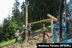 Echipa de muncitori de pe șantierul Bike Park Postăvarul lucrează la traseele de mountain bike în masivul Postăvarul, Brașov.