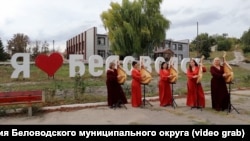 Народний ансамбль бандуристів з Біловодська в концертних сукнях, які пошили для колективу в російському Новосибірську