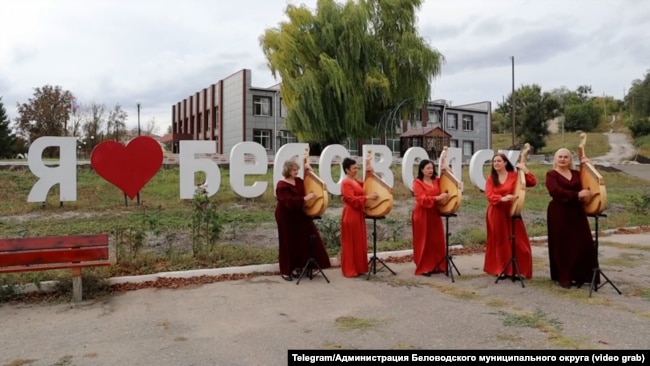 Народний ансамбль бандуристів з Біловодська в концертних сукнях, які пошили для колективу в російському Новосибірську