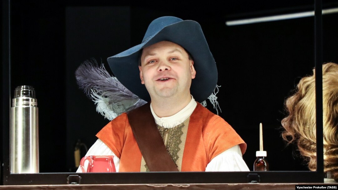 Актер Дмитрий Смолев в роли Д’Артаньяна в спектакле режиссера Михаила Ефремова "Дюма"