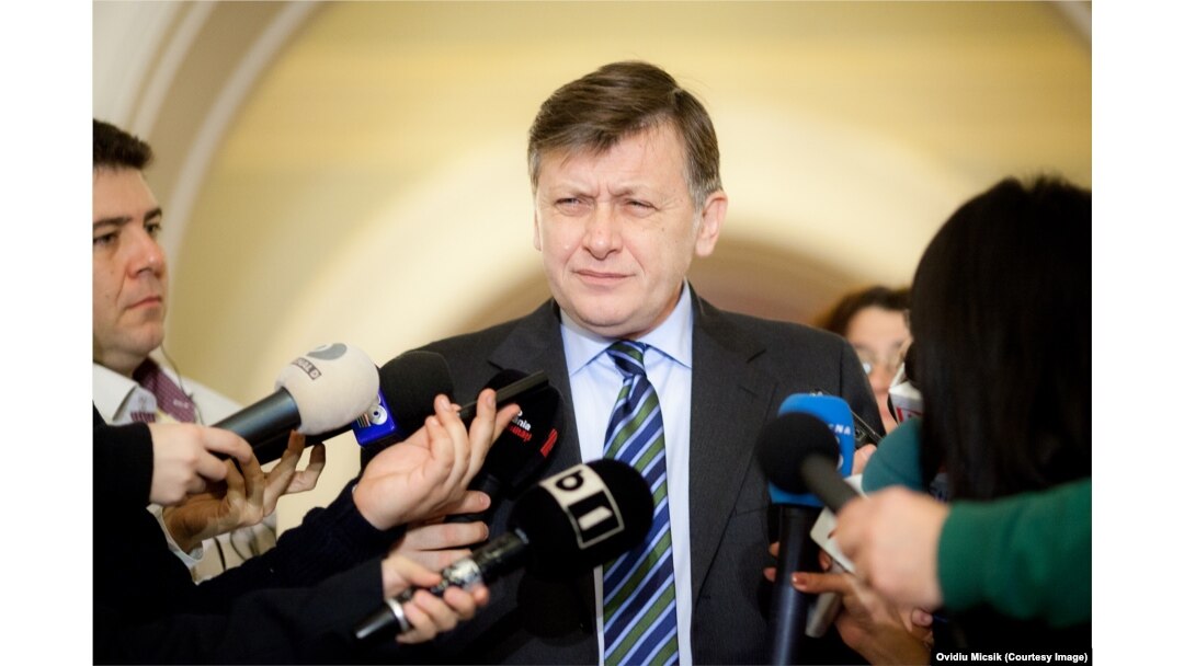 Crin Antonescu anunțase că își suspendă candidatura, spunând că, în primul rând, nu a fost încă stabilită data alegerilor, iar în al doilea rând nu a existat un vot unanim din partea membrilor Coaliţiei.