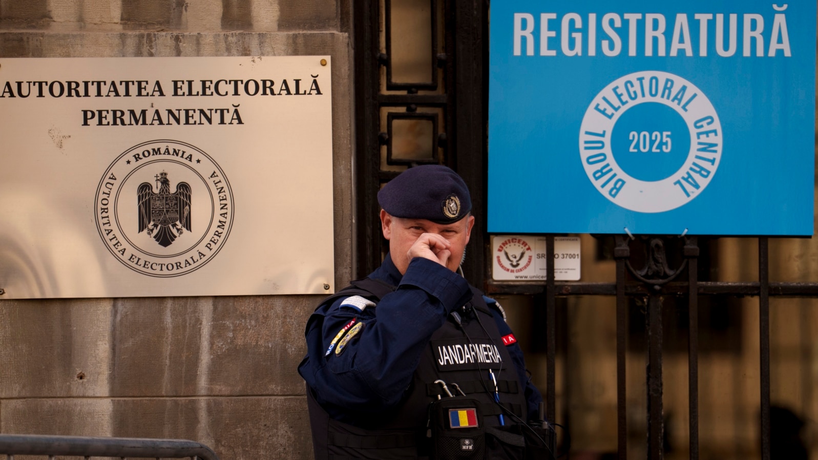 Un jandarm de gardă în fața Autorității Electorale Permanente de la București
