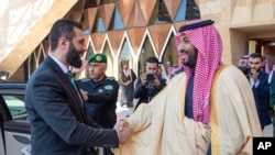 Saudijski prijestolonasljednik Mohammed bin Salman pozdravlja privremenog predsjednika Sirije Ahmada al-Sharaa u kraljevskoj palači u Rijadu, 2. februara.