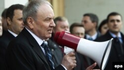 Nicolae Timofti adresându-se oamenilor în fața Palatului Republicii de la Chişinău, 16 martie 2012