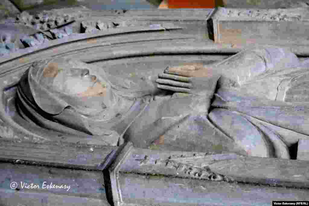 Detaliu al mormîntului stareției Gertrude.