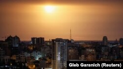 Një shpërthim nga një sulm me dron shihet në qiellin mbi Kiev më 7 maj 2025. 