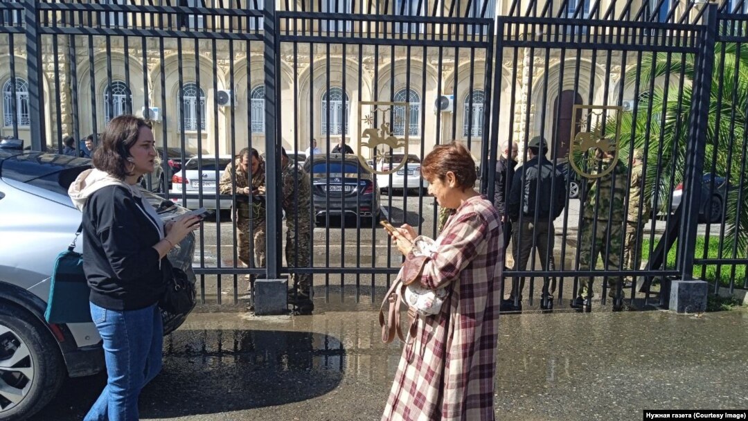 Охрана парламента не пропустила на заседание сессии троих аккредитованных там журналистов – Изиду Чаниа, Низфу Аршба и Елену Заводскую