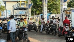 Oamenii stau la coadă la o benzinărie din Hyderabad, India, pe 25 martie 2026. Războiul din Orientul Mijlociu se resimte energetic pe globul întreg.