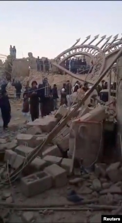 Люди на руїнах будівлі, знищеної в результаті удару Пакистану по іранському селу в провінції Систан-Балучистан. 18 січня 2024 року
