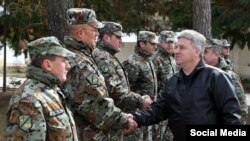 Претседателот на Република Македонија и Врховен командант на вооружените сили, Ѓорге Иванов, ги посети припадниците на АРМ во касарната „Чеде Филиповски-Даме“ во Кичево.  