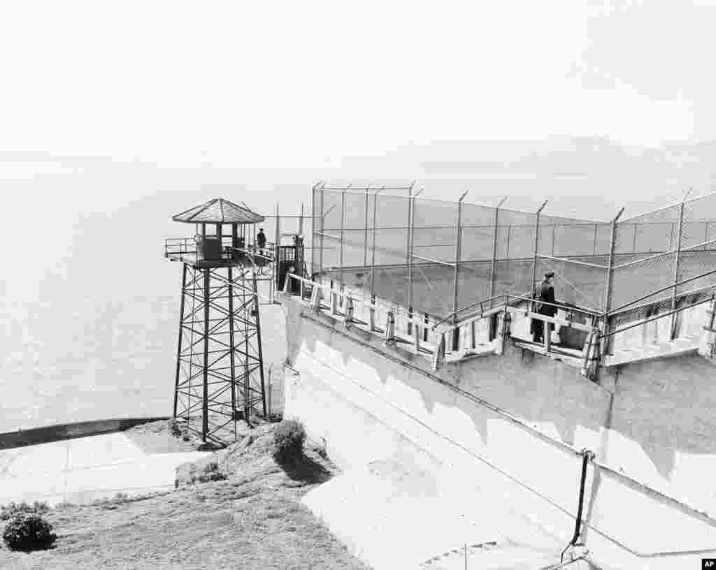 Az Alcatrazt, avagy "A sziklát" a 19. század közepén eredetileg katonai erődnek építették. Később, 1907-ben katonai börtön lett, majd 1933-ban hivatalosan szövetségi büntetés-végrehajtási intézménnyé alakult át