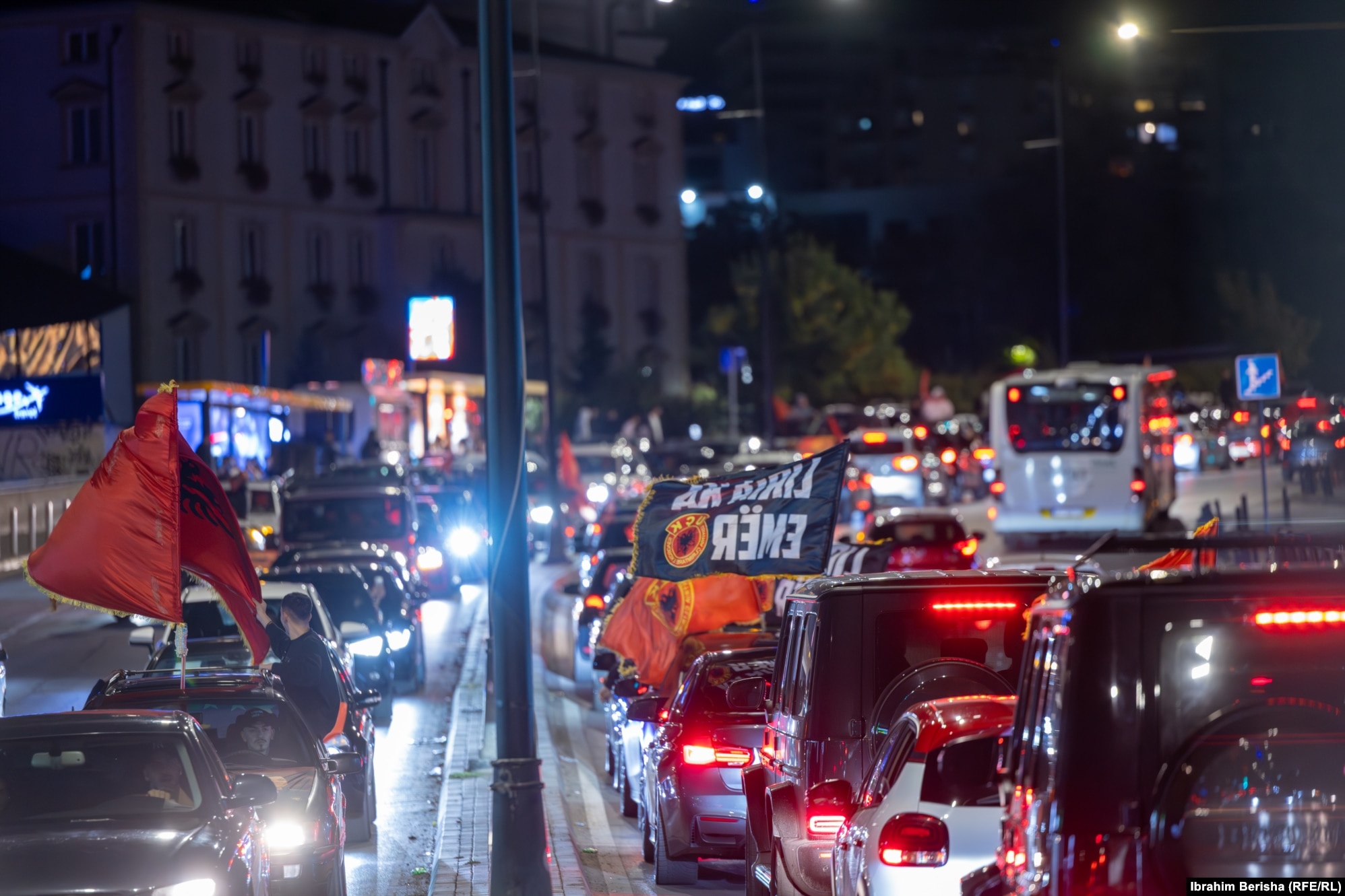 Protesta nuk është veç në sheshe. Qytetarë të shumtë parakalojnë me makinat e tyre nëpër rrugët e Prishtinës çdo natë, në mbështetje të ish-eprorëve të UÇK-së.