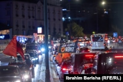 Protest se ne održava samo na trgovima. Mnogi građani svake noći paradiraju u svojim automobilima ulicama Prištine, u znak podrške bivšim liderima OVK.