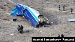 Azerbaijan Airlines әуекомпаниясының Embraer Е190 жолаушы ұшағы құлаған жерде жүрген құтқарушылар. Маңғыстау облысы, 25 желтоқсан, 2024 жыл.